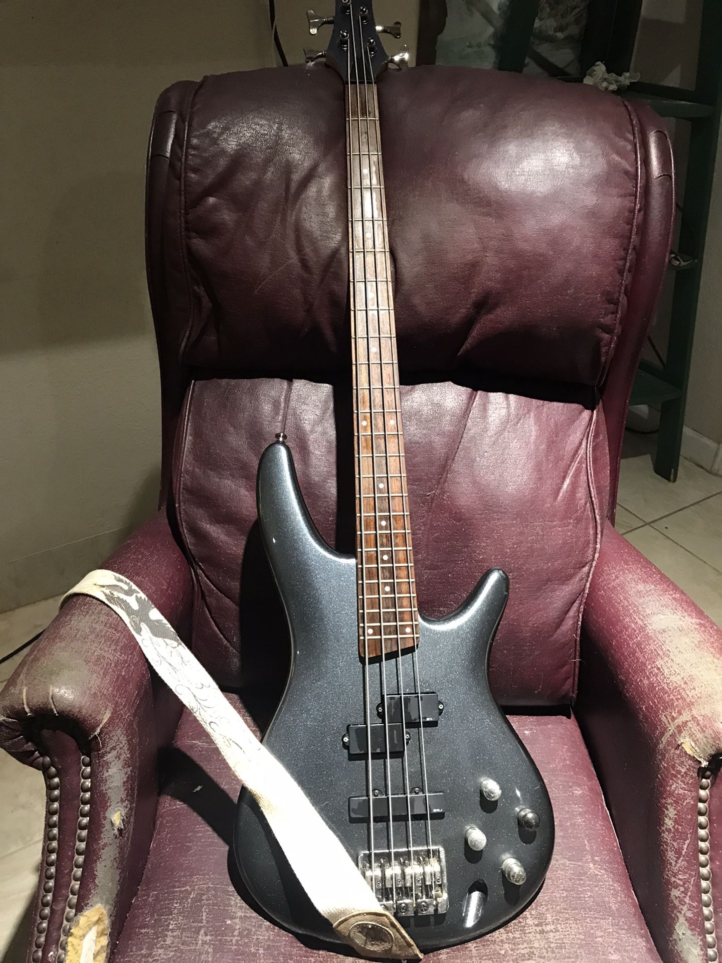 4 String Bass Guitar SDGR Ibanez /w FREE Behringer Amp