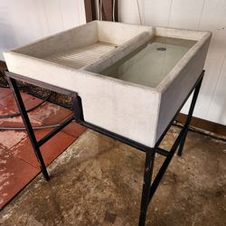 Labadero de mármol con base de metal y manguera  de desagüe,  listo para labar lo q quieras