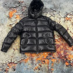 Moncler Maya Puffer Size 5 XL Fits More Like A Large 