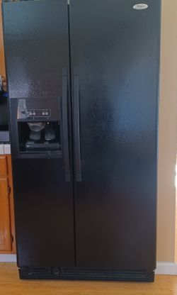 Whirlpool refrigerator 25 cu. feet