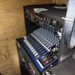 QSC RMX 2450 AUDIO AMP AND YAMAHA MG16/6FX MIXER IN FLIGHT CASE