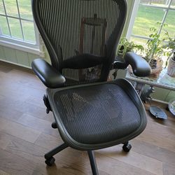 Herman Miller Aeron Size C Chair Fully Loaded With Adjustable Arm And Lumbar Support excellent condition