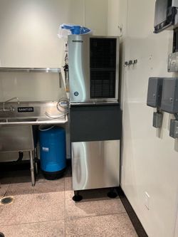 Hoshizaki Ice maker 500 pound with Ice Bin New Installed