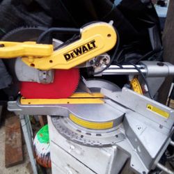 DeWALT Sliding Compound Miter Saw