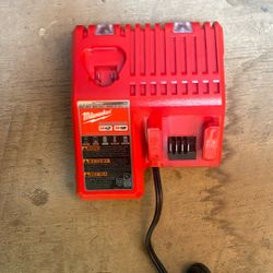 Cargador Milwaukee Nuevo 