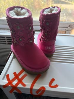 Zapatos De niñas  buen Estado  Botas $$15 Tennis New Balance $$10