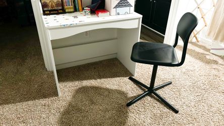 Kids table with swirl chair