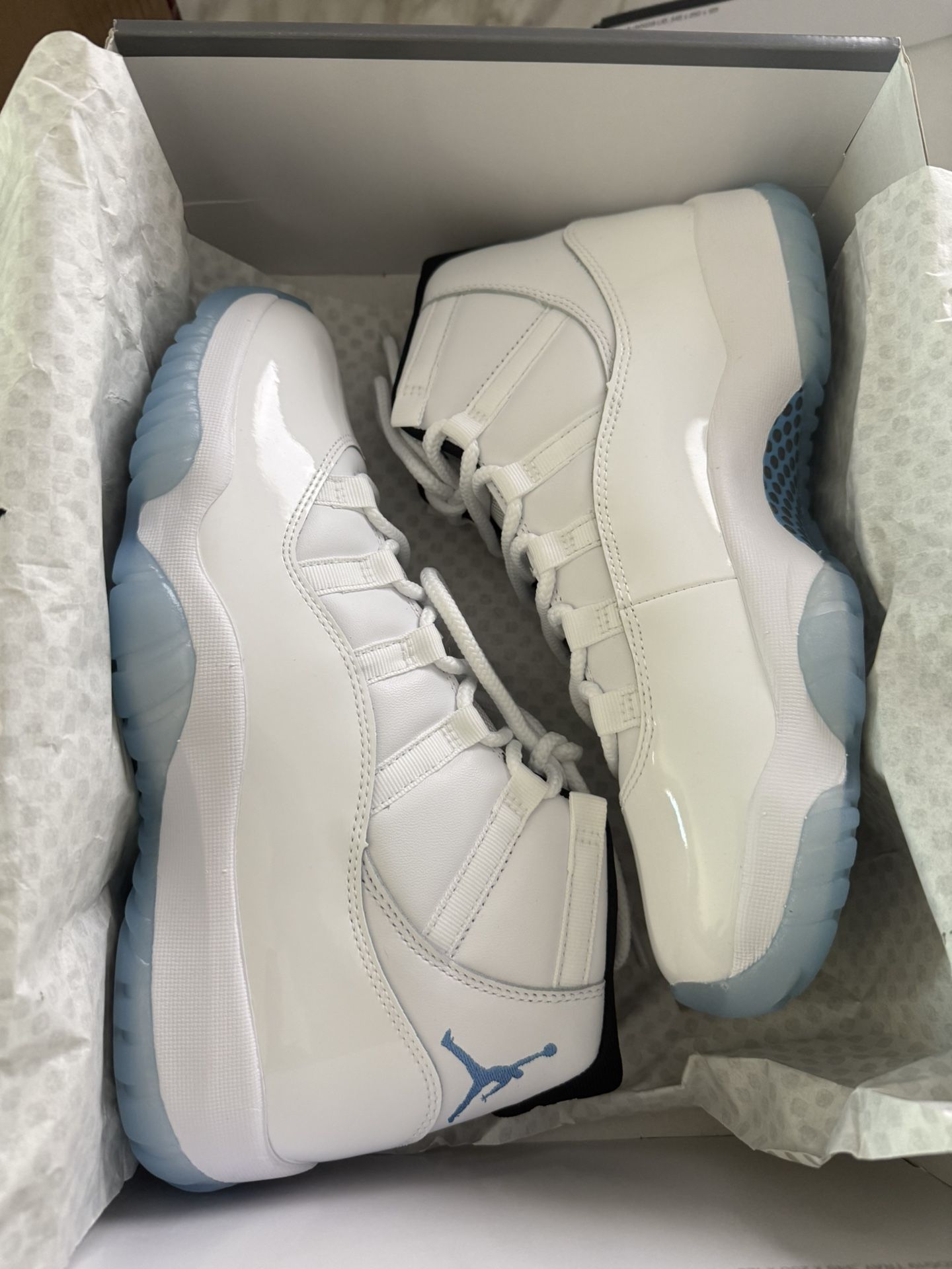Air Jordan 11 Legend Blue Size 9.5