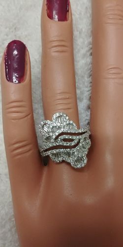 Luxurious engagement ring