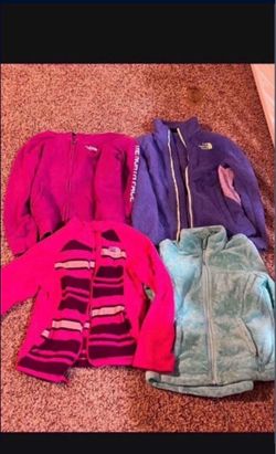 North Face Para Niñas  Usadas En Buenas Condiciones Tallas 6 Y Las 2 Moradas Talla 7/8 $30 Cada Una