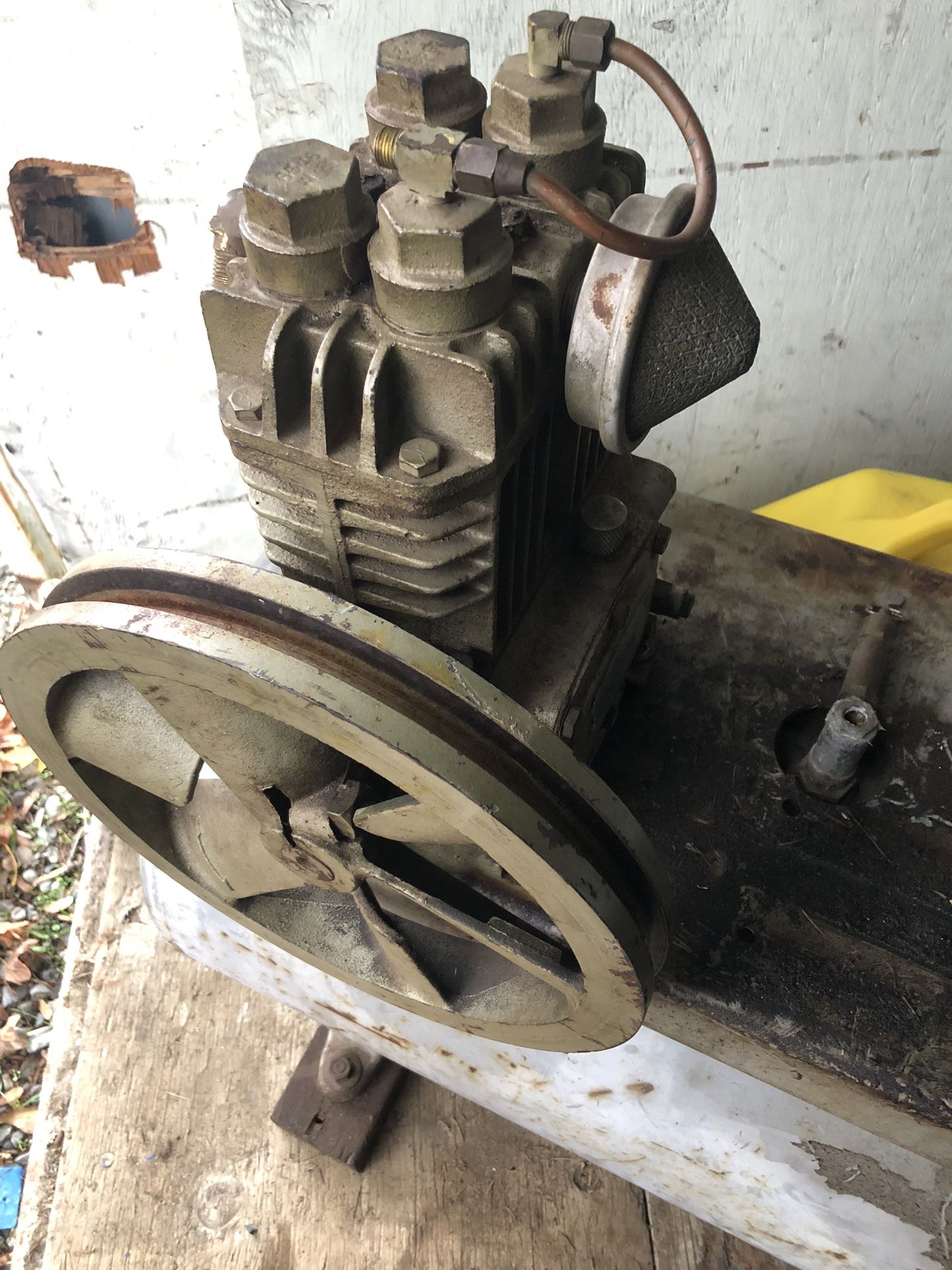 Small Quincy air compressor pump model 210