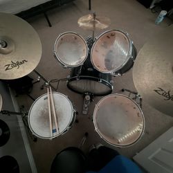 2017 Pearl Drum Set 