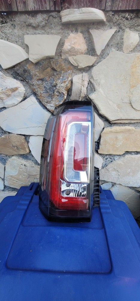 GMC YUKON REAR/BRAKE LIGHT