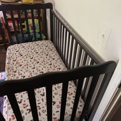 2 In 1 Convertible Crib/ Toddler Bed