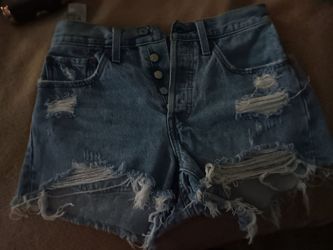 Levi 501 lightwash super distressed shorts
