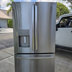 ge gfe26jymwffs Refrigerator Like New