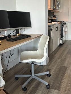 White Modern Office Chair – Great Condition