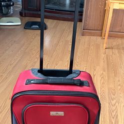Protégé small luggage on wheels