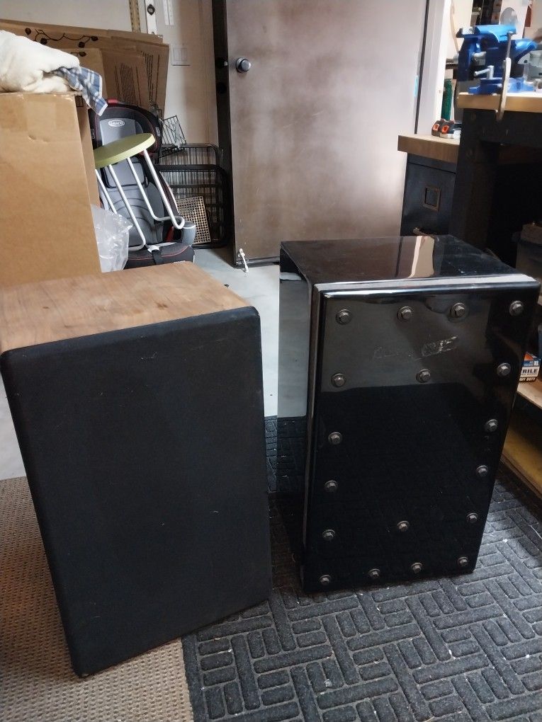 2 SUBWOOFERS BOTH 8"