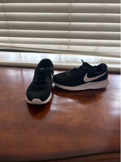 Ladies Nike Tennis Size 6 1/2