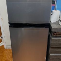 Insignia Refrigerator 