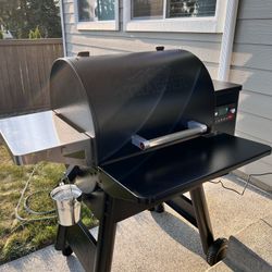 Traeger Grills Ironwood 650 Electric Wood Pellet Grill and Smoker, Black, with WiFi