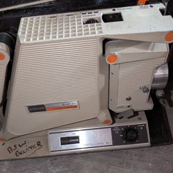 Singer Graflex Insta-load, School Movie Projector 1115, 16mm 350W, 60 Input, Audio Output 10 W. RMS, 8 OHMS. I Don't Know If It Works. Free Movie