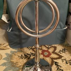 Standing towel rack