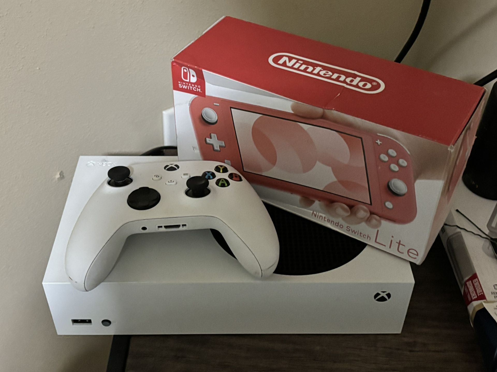 Xbox S White With An Nintendo Switch Lite Pink