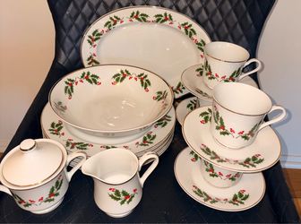 Christmas china, 16 piece set