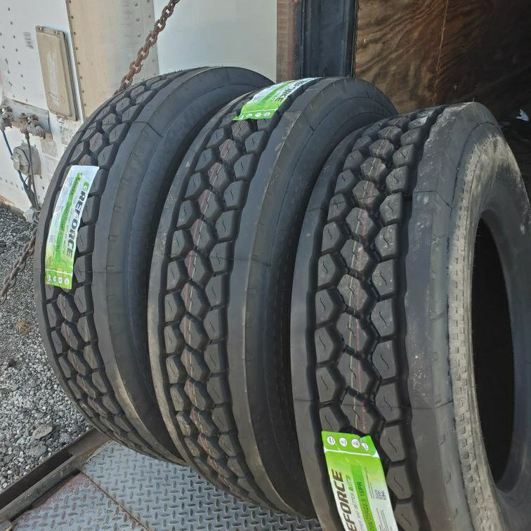 Commercial Truck Tire 16 Ply 295/75R22.5 / Drive / Semi