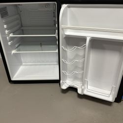 Magic chef Black Mini Fridge (like New)