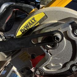 Dewalt Miter Saw 7 1/4 And Battery 5AH