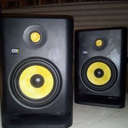 2 Rokit 5 Amplifier Speakers