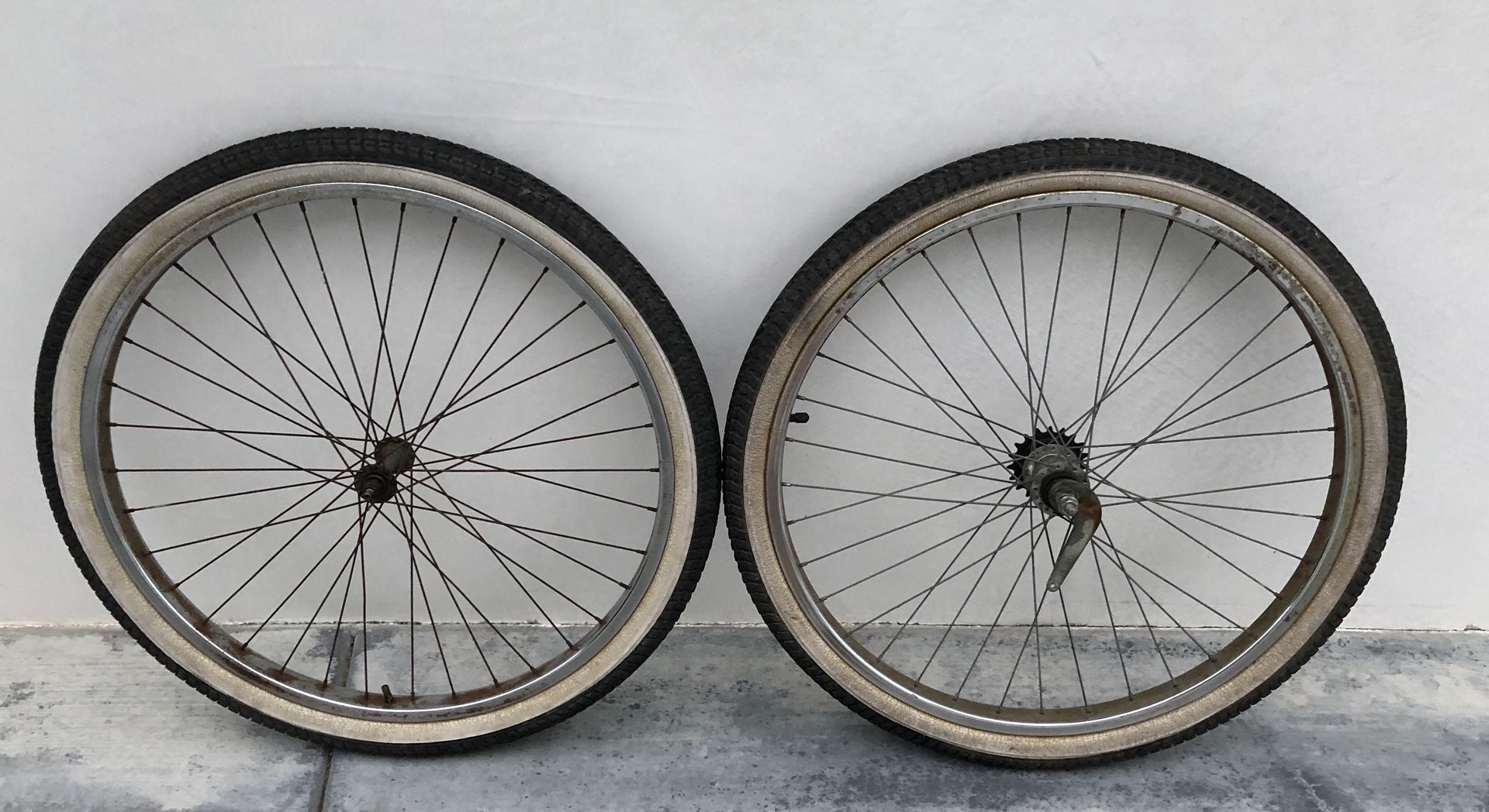 Schwinn/Cruisers 26 x 2.215 balloon tires & rims for Sale in Huntington
