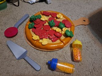 Kids play food pizza