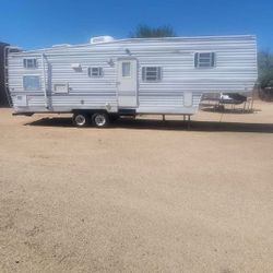1990 Fifth Wheel Travel Trailer. 32 Ft With Slideout