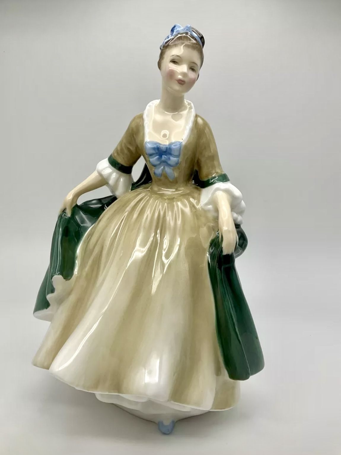Vintage Royal Doulton "ELEGANCE" 1960 Figurine HN2264 BONE China Lady W/Cape