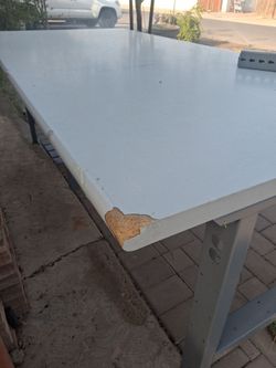 Industrial packaging table