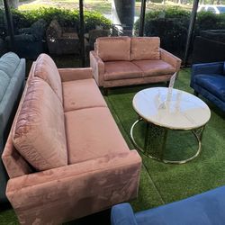 Velvet Couch And Loveseat / Sofá De Terciopelo Y Sofá De Dos Plazas