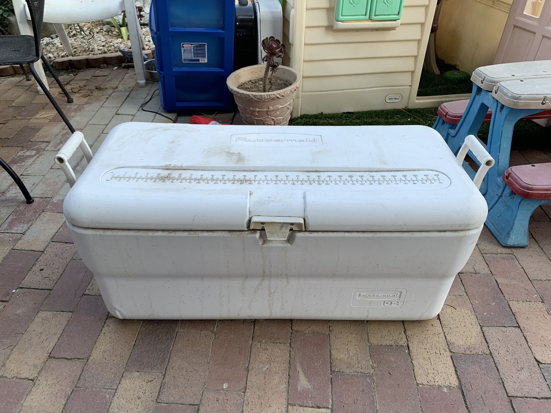 Big Rubbermaid ice-chest need to be clean in good condition camping