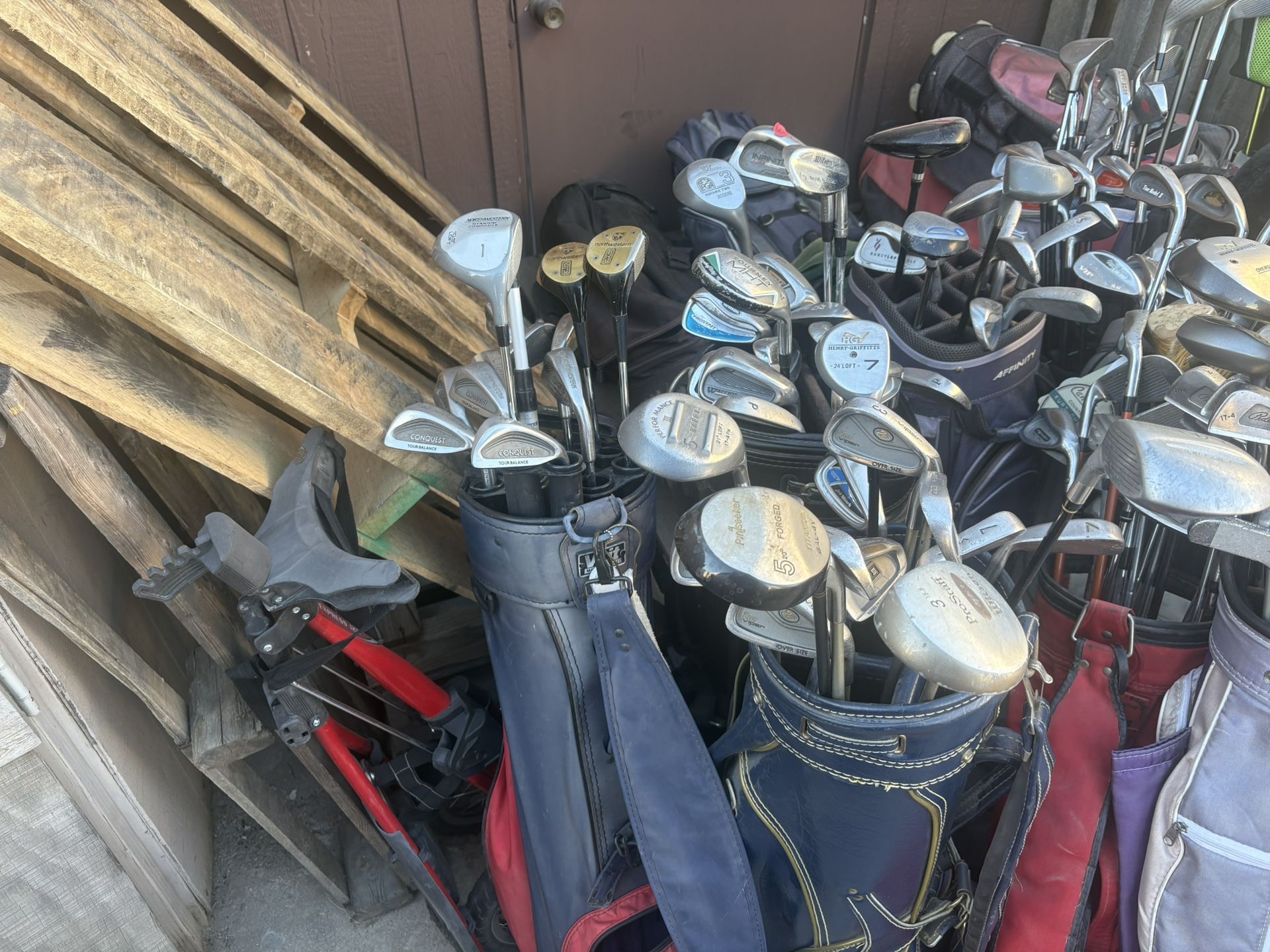 HUGE LOT of Golf Clubs & Bags