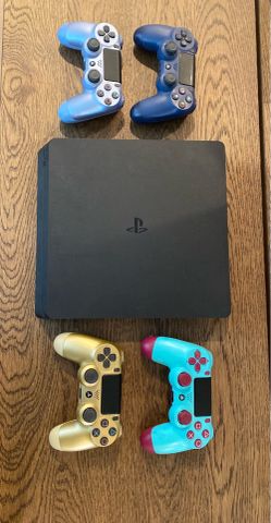 Sony PlayStation 4 500 GB Wi‑Fi Black Bundle – 4 Controllers – Disk Version – Works Great