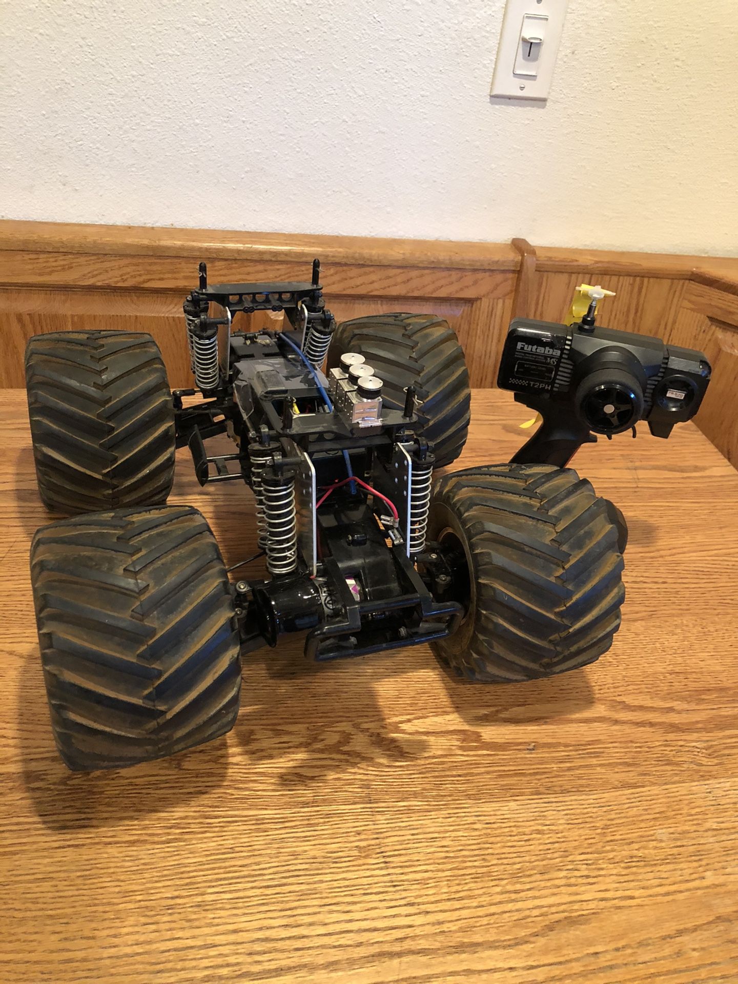 Vintage kyosho USA 1 RC 4x4 Monster Truck w/Remote for parts or repair
