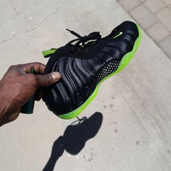 Nike Air Foamposite One Black And Volt