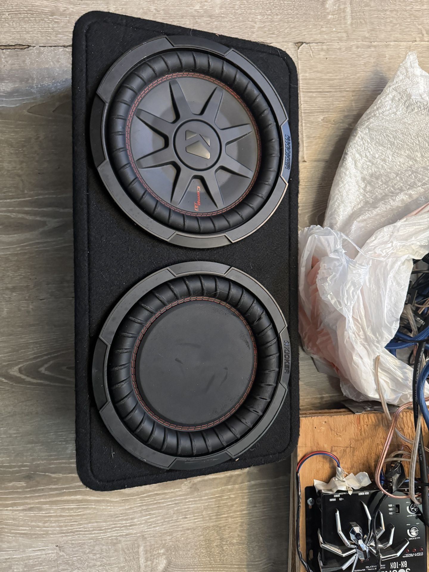 Kicker Dual Comp 10in and amplifier  Bundle 