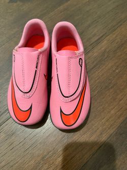 Girls Size 11.5 Nike Soccer Dhoes