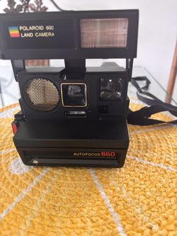 Polaroid 600  Land Camera. Preowned Great Working Condition  Only 50dollars