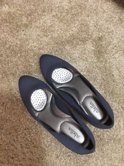 New shoes never used - size 7 - navy colour