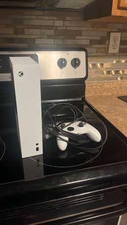 Xbox extremely great condition with factory controller